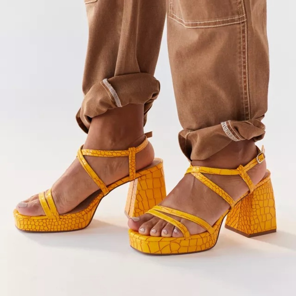 NEW Urban outfitters Olive Strappy Heels Sandals Sz 7 Croc yellow Block Summer